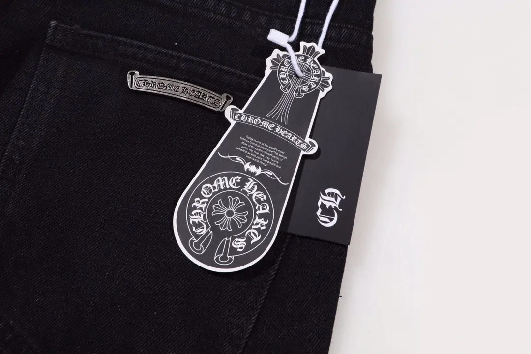 P260 Style number: H377 Chrome hearts Cross patch leather jeans workwear logging pants Chrome hearts logging pants are here! ! ! CH Croix Heart Double Knee Cross Patch Leather Bo1 Style Logging Pants Straight-leg Work Pants B136 Croix Heart Cross Sanskrit Overalls Price 4W Level, Patched Cross Pattern Decoration, High Waist Washed Jeans! ! Absolutely high-end luxury products, 1.9W level god-level single products, super popular products, made by top heavy industry, not to be missed. About Zangyin, this is an extremely luxurious fashion brand, which can also be called the nobles of the high street. It has always been an exclusive brand of some hipsters or rich second generation. Compared with ordinary high streets, it is more luxurious and noble. Compared with luxury brands, it has a more fashionable personality and has always been a brand that I have a special liking for. Imported yarn is custom-woven into a high-density twill canvas, which ensures a crisp silhouette while also making the fabric feel very delicate. It follows the B01 classic silhouette, with a crisp and stylish upper body. The ready-made garments are stone-ground and fermented, so they can be matched with any style. Buttons and brushed zinc are washed with genuine YKK retro metal products. Double-layered canvas on the front. Perfect details. All hardware is perfect. Size: s-XXL Color: Black